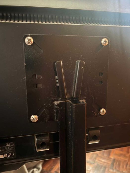 Monitor BenQ com suporte em madeira