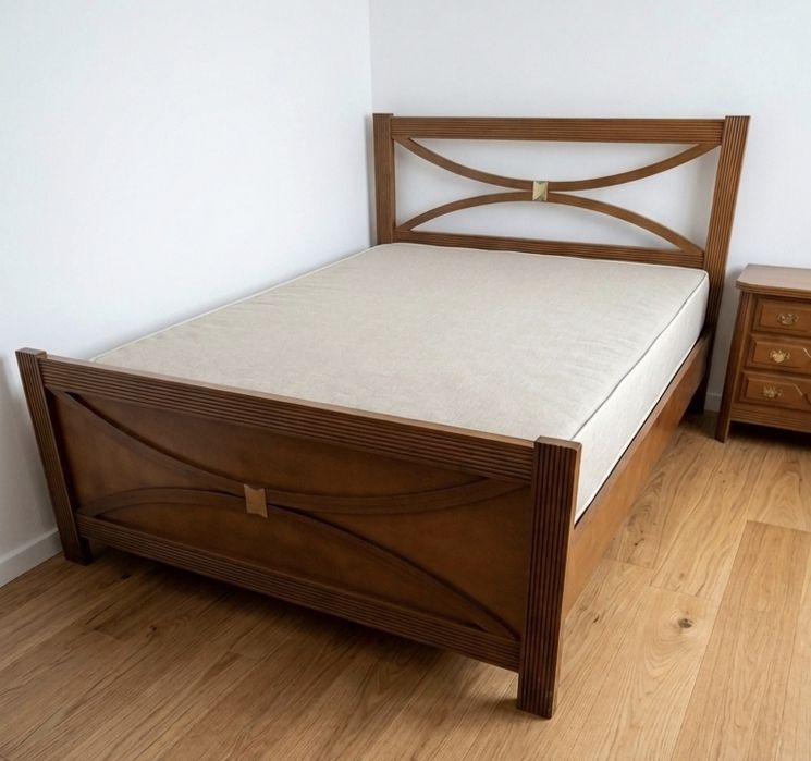 Cama e mesinha de cabeceira madeira maciça