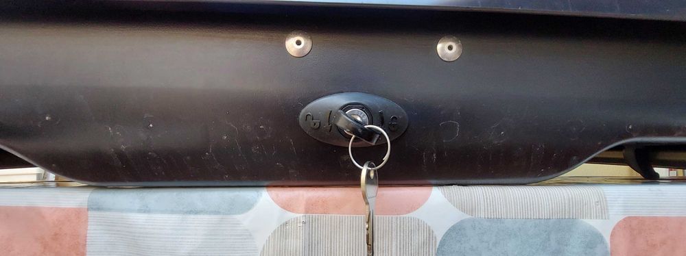 Mala de tejadilho Norauto bermude 4100 com as Barras Thule respectivas