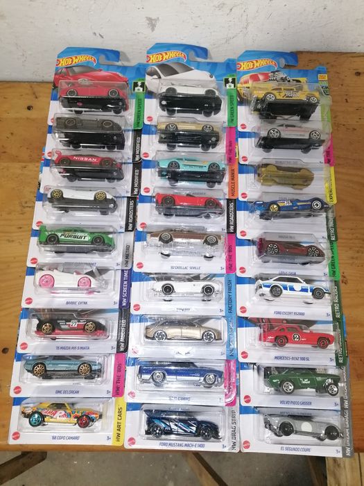 Vários Hot Wheels 2023