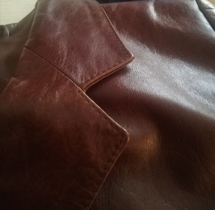 Casaco em pele genuina  de cor castanha. Pouco uso