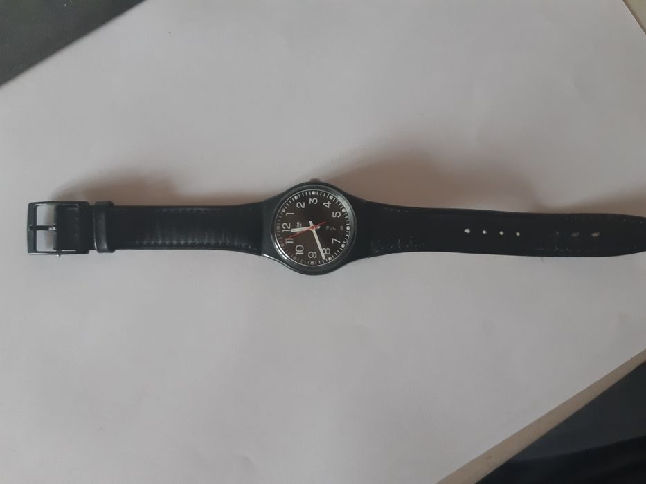 Relógio Swatch Genuine Leather preto