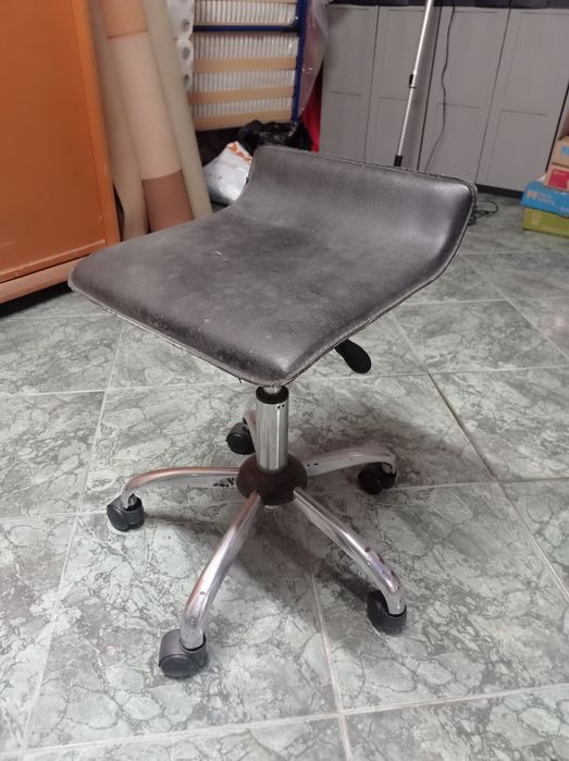 Banco giratório em pele sintética