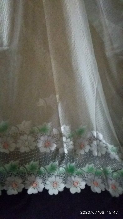 Продам тюль, карнизы и овальную оконную раму.