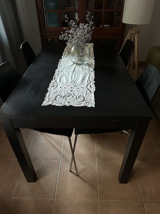 Mesa com cadeiras (ikeia)