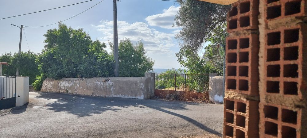 Vende-se  Terreno com casa em Paderne