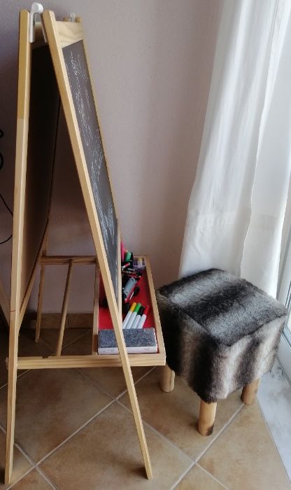 Mobiliário de quarto de criança - Cavalete / Quadro ; Banco ; Armário