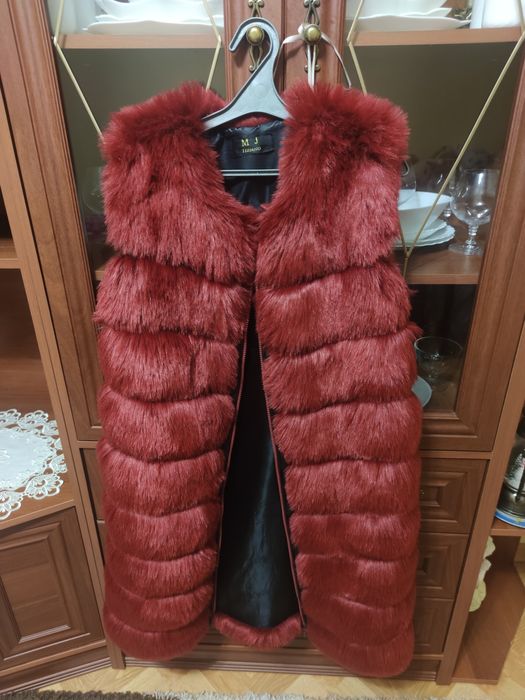 Жилетка хутряна. Колір бордо