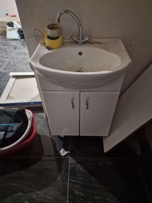 Тумбочка с умывальником и краном