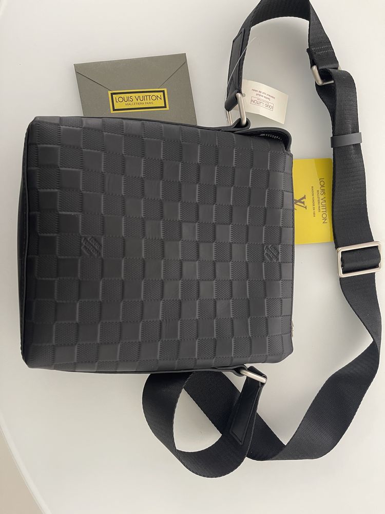 Louis vuitton discovery messenger shop