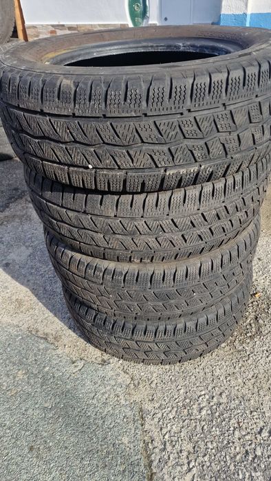 Vários pneus em bos estado