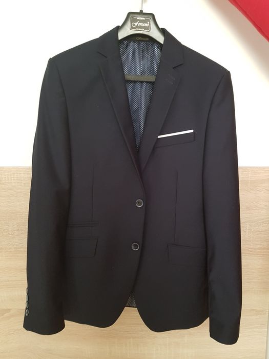 granatowy garnitur męski