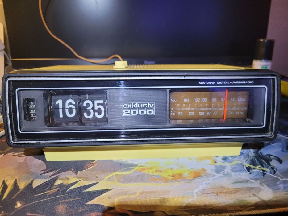 Radio z zegarem klapkowym  sprawny