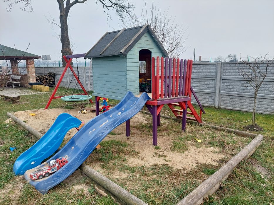 Plac zabaw dla dzieci wraz z akcesoriami