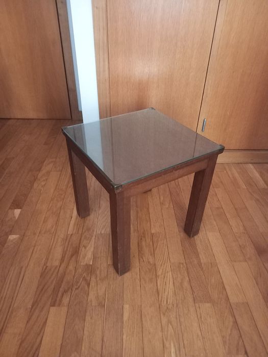 Mesa de apoio com tampo em vidro