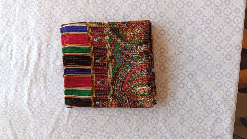 Lenço quadrado antigo em lã com fios dê ouro