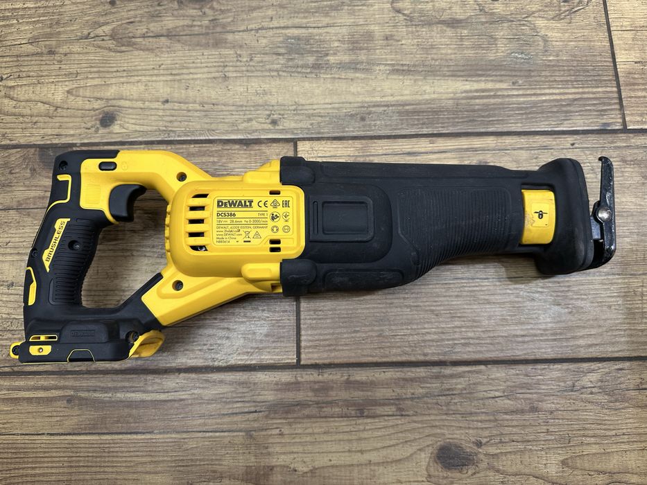 Bezszczotkowa piła szablasta, lisica DeWalt DCS386