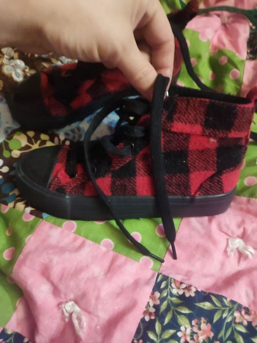 Віддам високі кеди