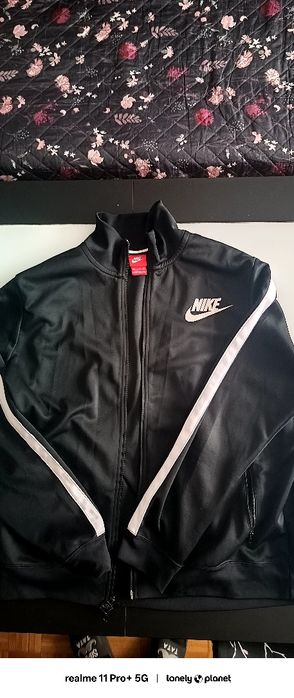 Witam sprzedam dres czarny z białym paskiem    . Polecam