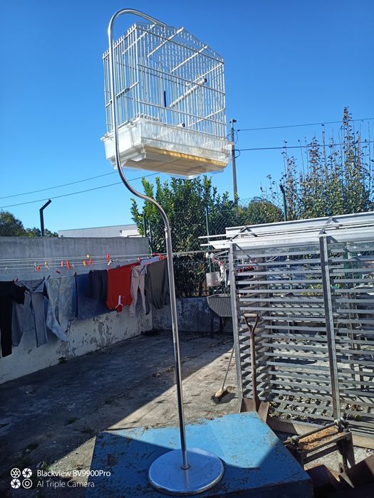 Gaiola em alumínio muito leve e não ganha ferrugem