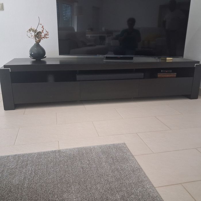 Móvel preto para TV