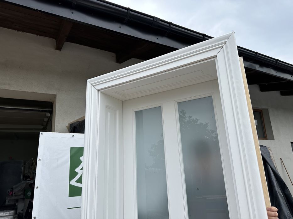 Drzwi drewniane lite sosnowe  białe z ościeżnicą kasetonową ozdobną