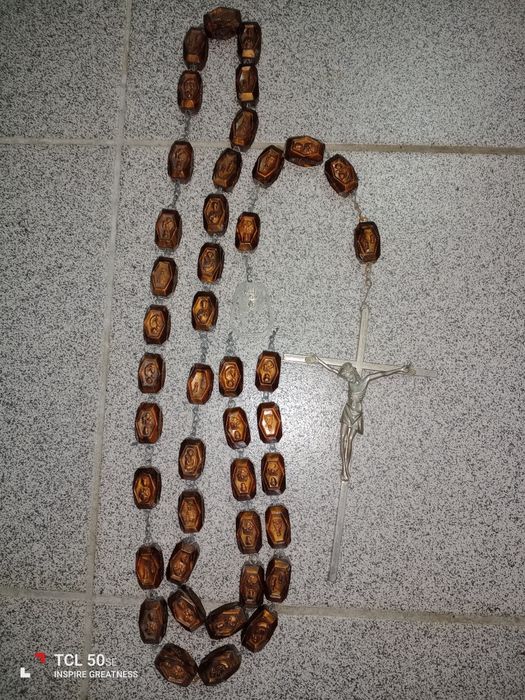 Terço  grande muito antigo de parede em bom estado.