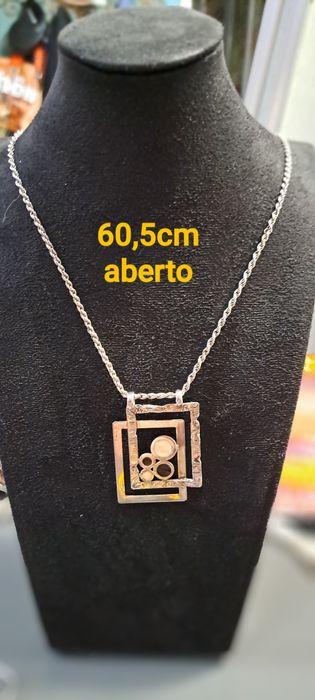 Cordão com pendente em prata.