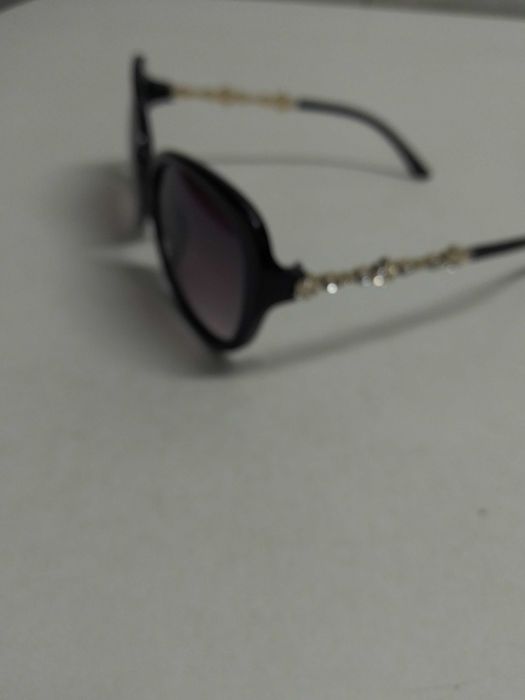 Óculos de sol pretos com brilhantes laterais