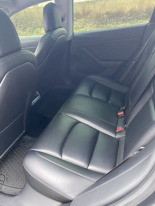 Здаєтсья тесла в оренду