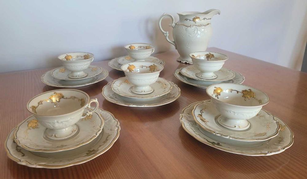 Serwis kawowy bogato zdobiony.