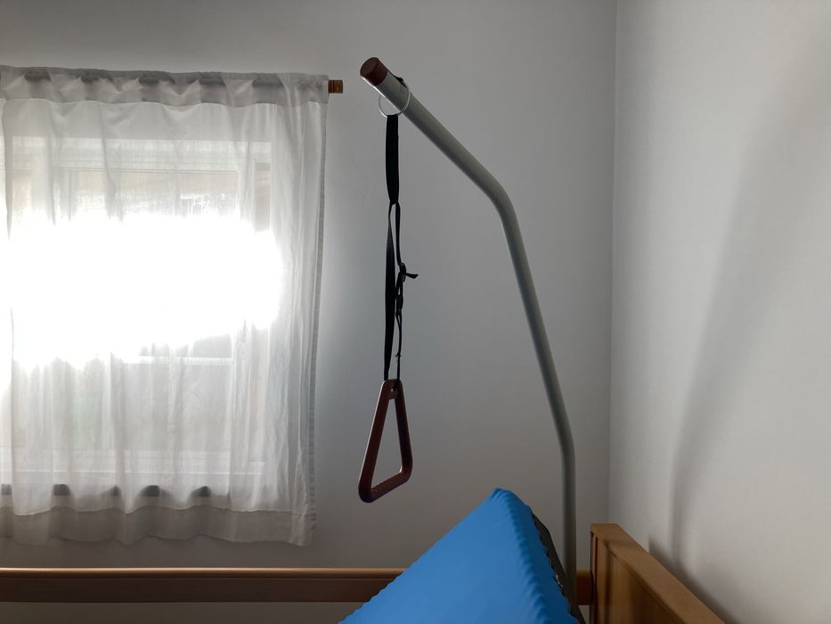 Cama articulada eléctrica com pendural e colchão