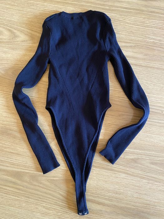 Body preto com recorte no busto