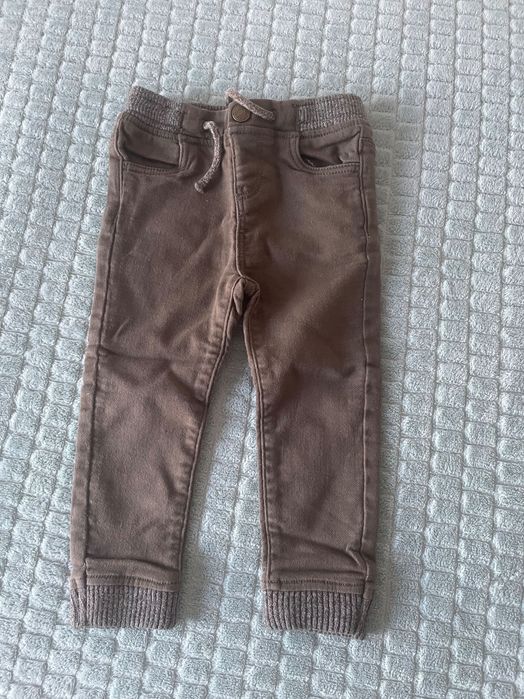 Roupas, sapatos, carrinhos e brinquedos