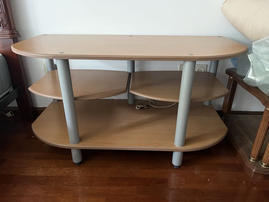 Movel para a televisao com prateleiras