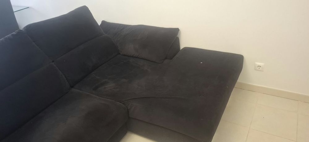 Sofá com chaise longue e assentos deslizantes — tecido escuro