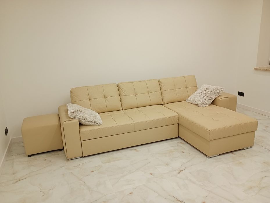 Narożnik skórzany funkcja spania  z pufami