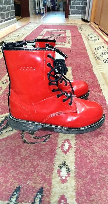 Czerwone glany dziewczęce