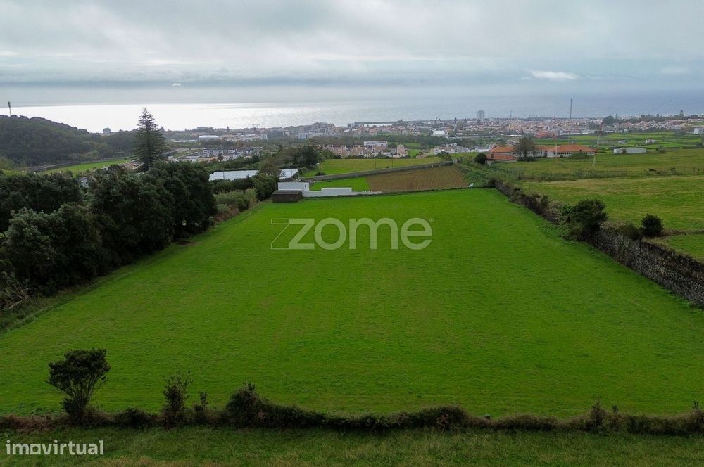 Terreno Urbanizável 10.540 m² com Vista Cidade – Fajã de Cima