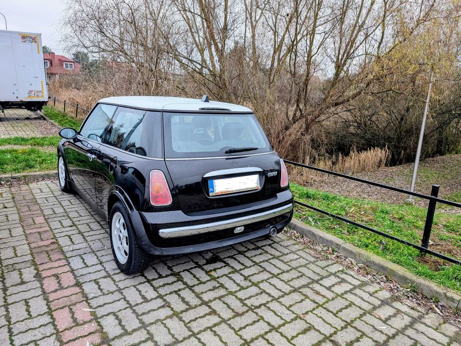 Mini Cooper z 2004 roku w dobrym stanie technicznym