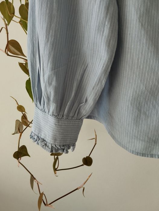 Wiosenna koszula, lekko taliowana, błękitna w prążki, falbanki, bawełn