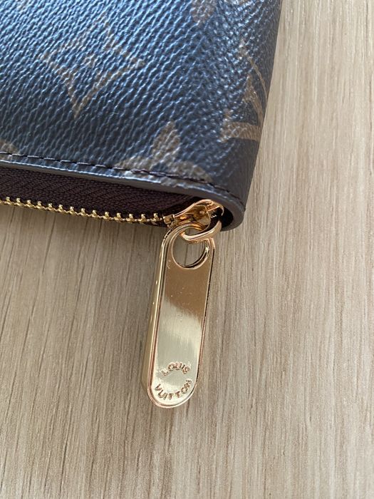 Carteira com monogramas LV