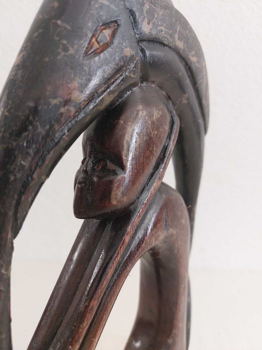Pensador africano em mogno