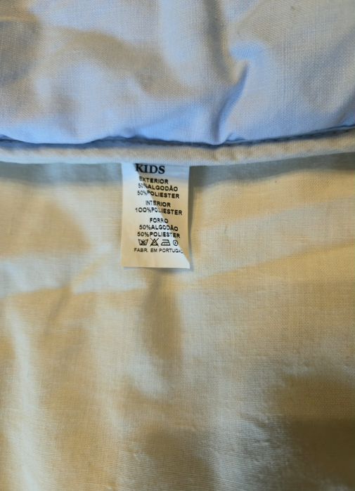 Edredão e proteção de grades para cama de bebé