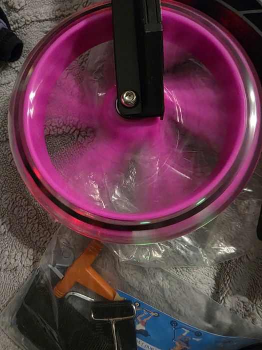 Hulajnoga czarno różowa led