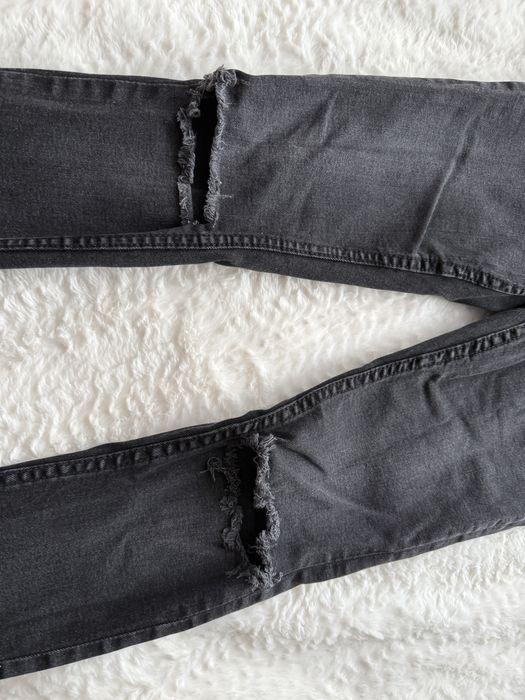 czarne skinny jeans z dziurami