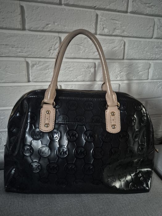 MK Michael Kors czarna lakierowana torebka beżowe skórzane uszy