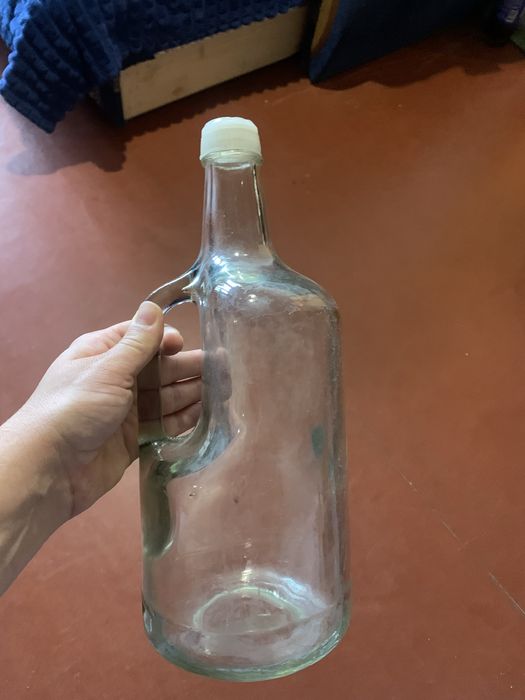 Продам стеклянную бутылку для вина