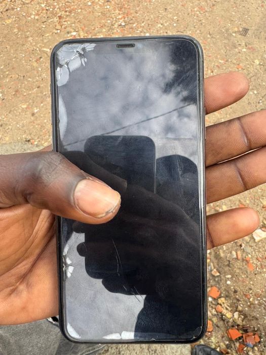 iphone 11 promax por  200€