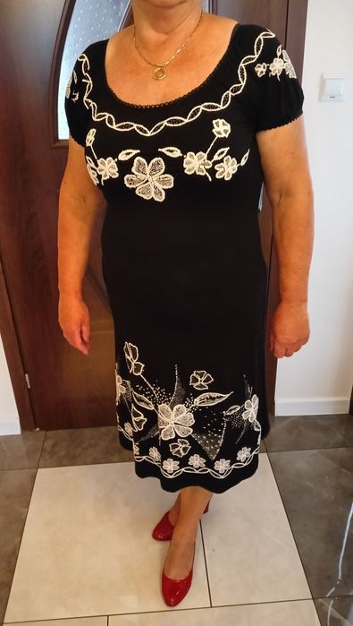 Suknia czarna z kwiatami 44 do 48